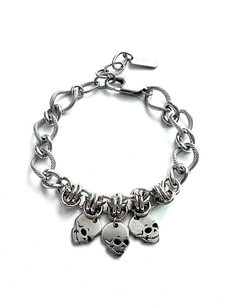 BUZZERBE(ブザービー)の「3 skull bracelet(Accessories)」