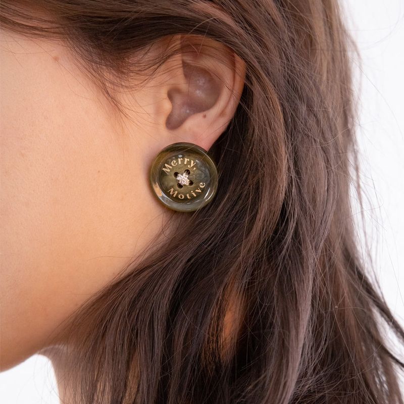 MerryMotive(メリーモチーブ)の「Merry,Motive signature button earring (Khaki)(Accessories)」