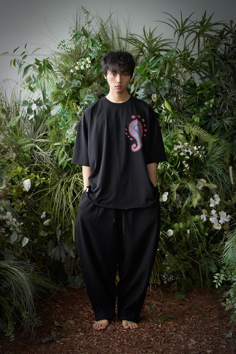 PAISLEY PRT. CUT-OUT 1/2 TEE (Black)