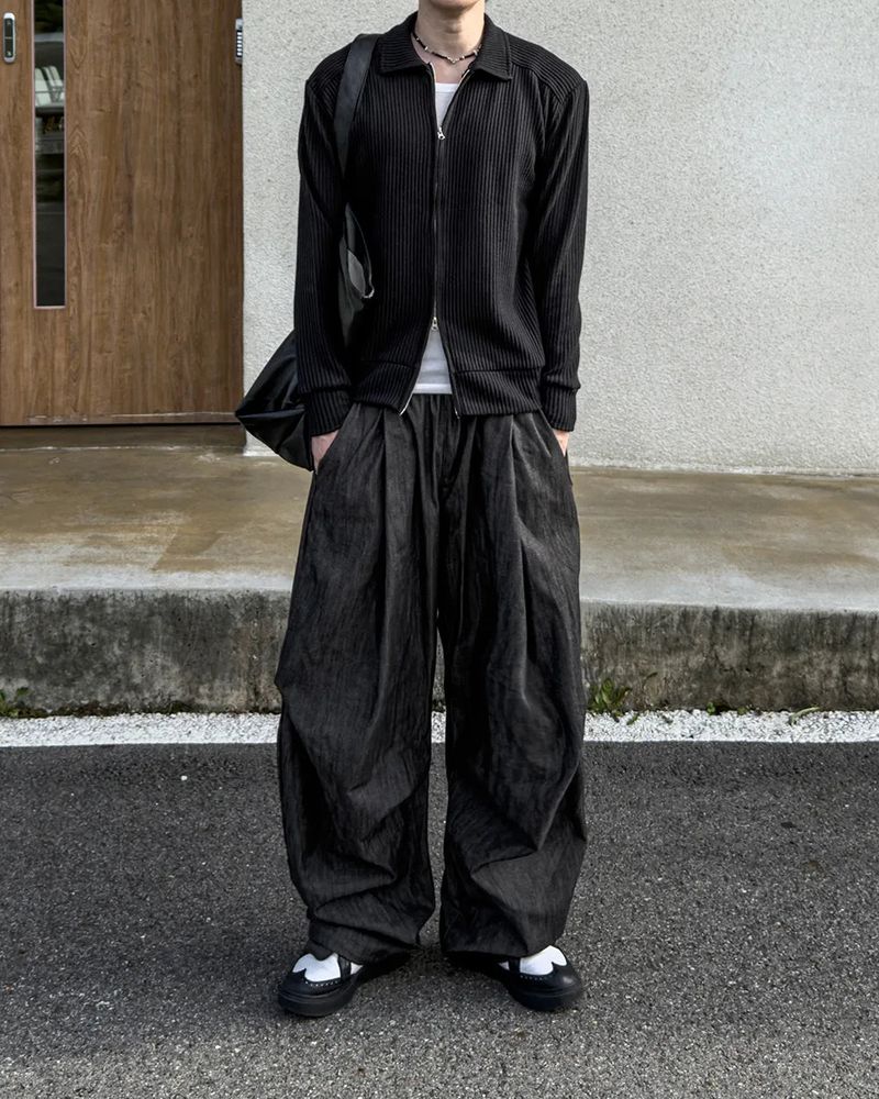 Howt Over Curved Denim Pants