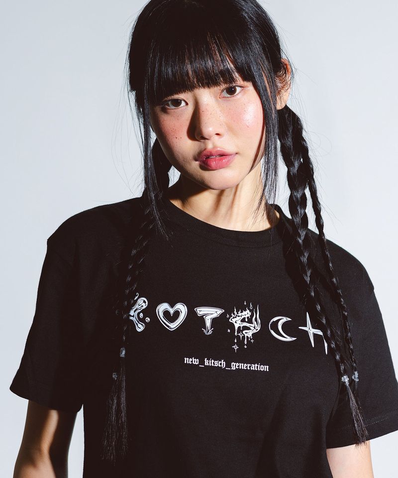 NEWKITSCH（ニューキッチジェネレーション）の「キッチュタトゥーレタリングショートスリーブ（トップス）」