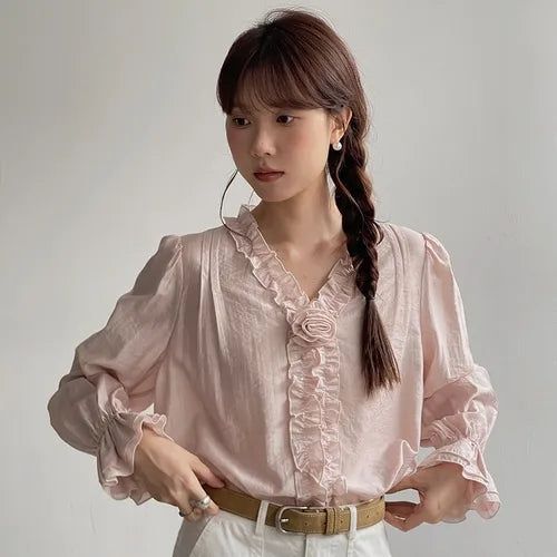 La mode MAQI（ラ モード マキ）の「ロマンティック ローズ プリーツ ブラウス パーフェクト フォー ウェディング ゲスト アウトフィッツ（トップス）」