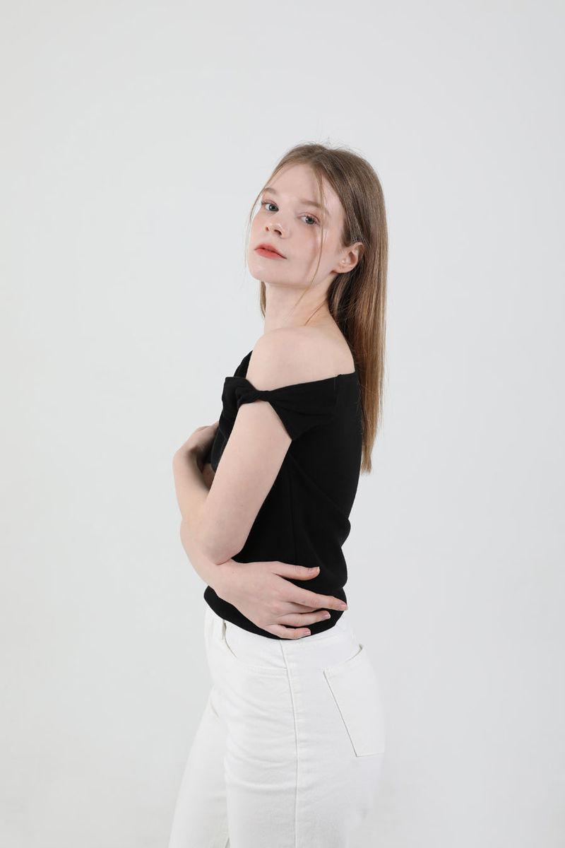 Off Shoulder Twist Half-Sleeve T-shirt Black