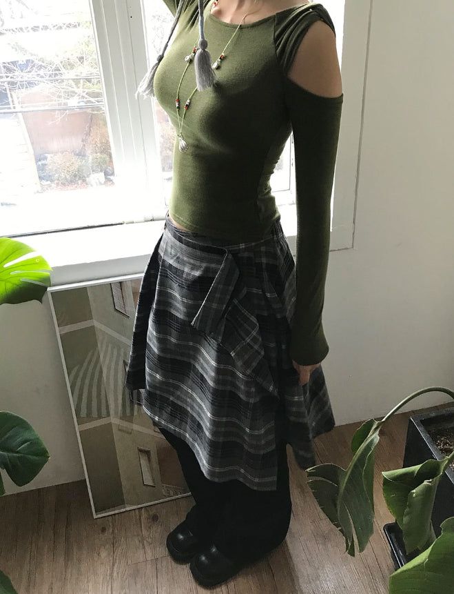 SHOULDER TWIST SLIT TOP