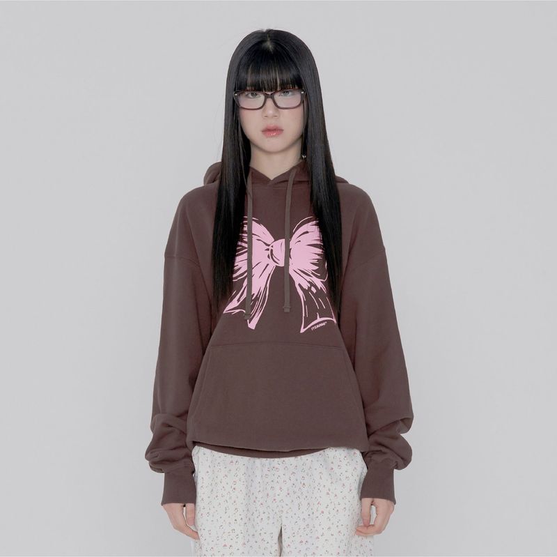 ITZAVIBE（イッザバイブ）の「RIBBON LOGO HOODIE - BROWN（Tops）」