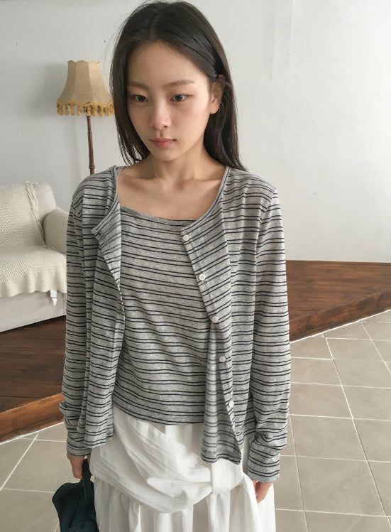 BAON（バオン）の「バイアンストライプスリーブレスカーディガンセット（トップス）」