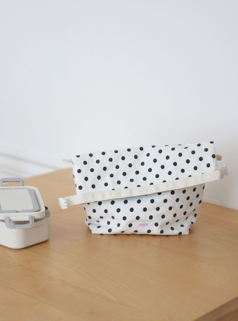 cozy lunch bag - white dot