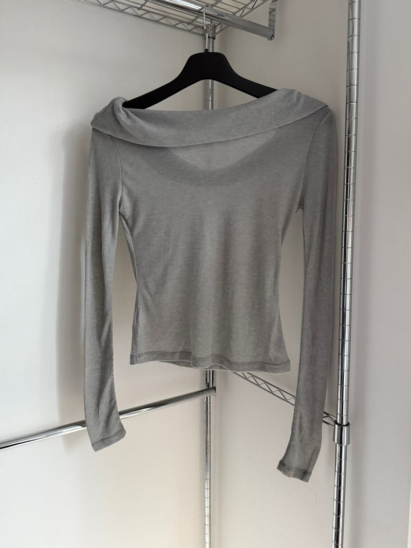 Peer off-shoulder T-shirt (2 colors)