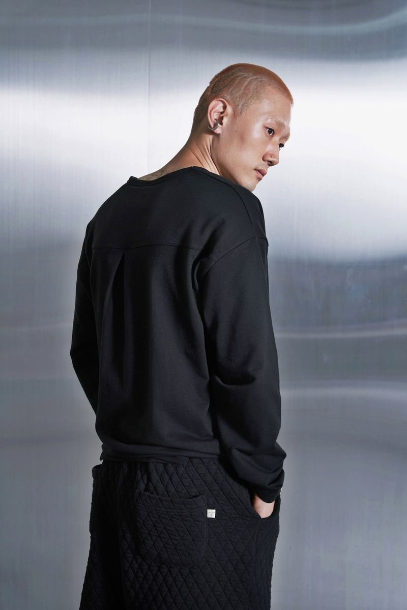 ESSENTIAL PLEAT U-NECK TEE (Black)