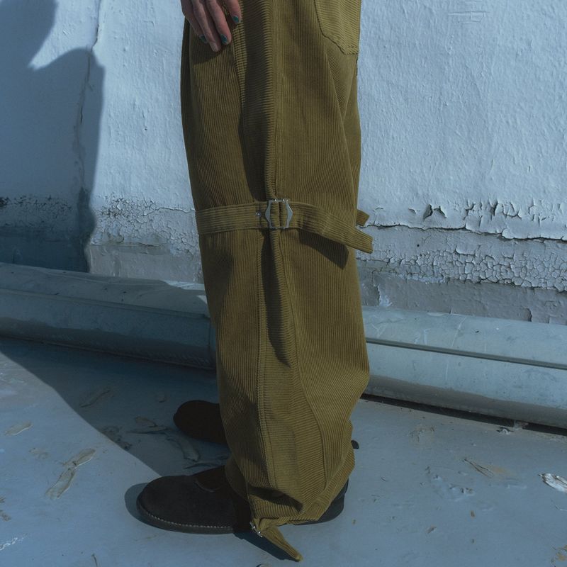 One tuck strap corduroy pants / Olive