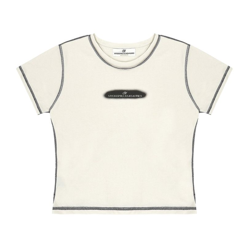 MYDEEPBLUEMEMORIES（マイディープブルーメモリーズ）の「プリントスティッチクロップT / MM PRINTED STITCH CROP TEE（Tops）」