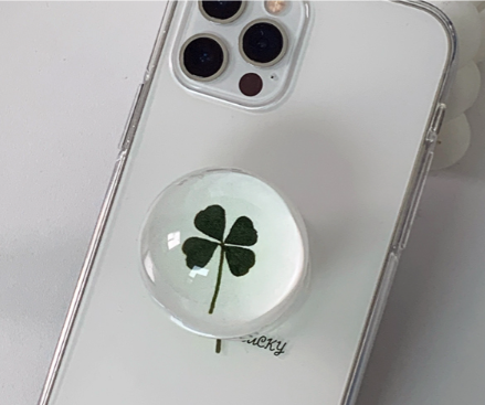 withsome（ウィズサム）の「フォーリーフクローバービードスマホグリップ（スマホグッズ/小物）」