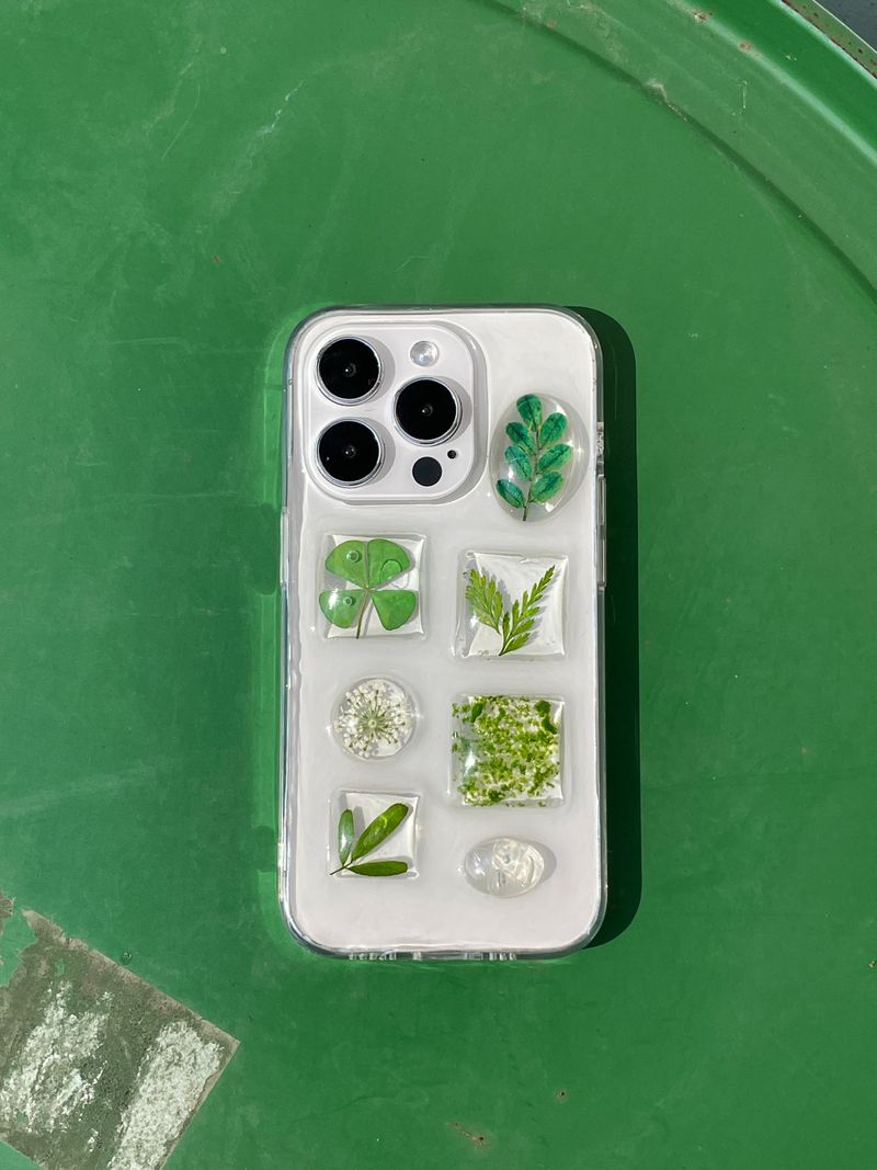  [made] Plant Book Clover Leaf Phone Case