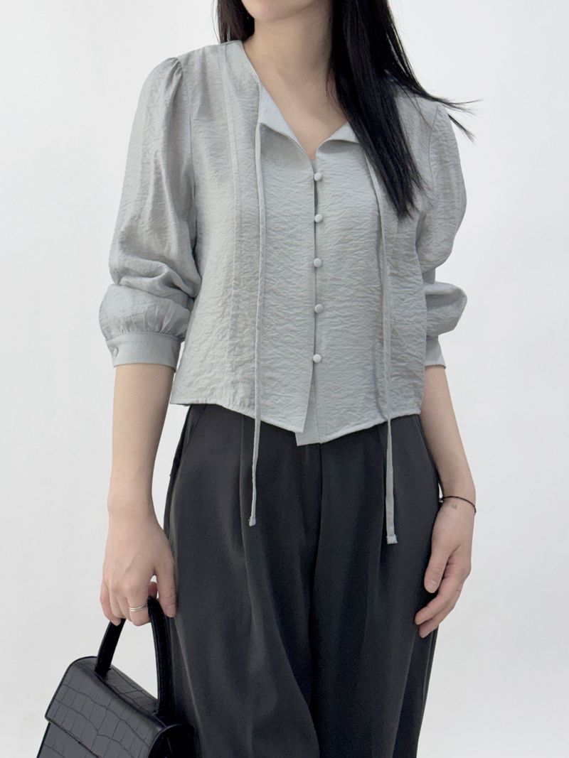 ROIA(ロイア)の「Leche Strap Button Long Sleeve Blouse(Tops)」