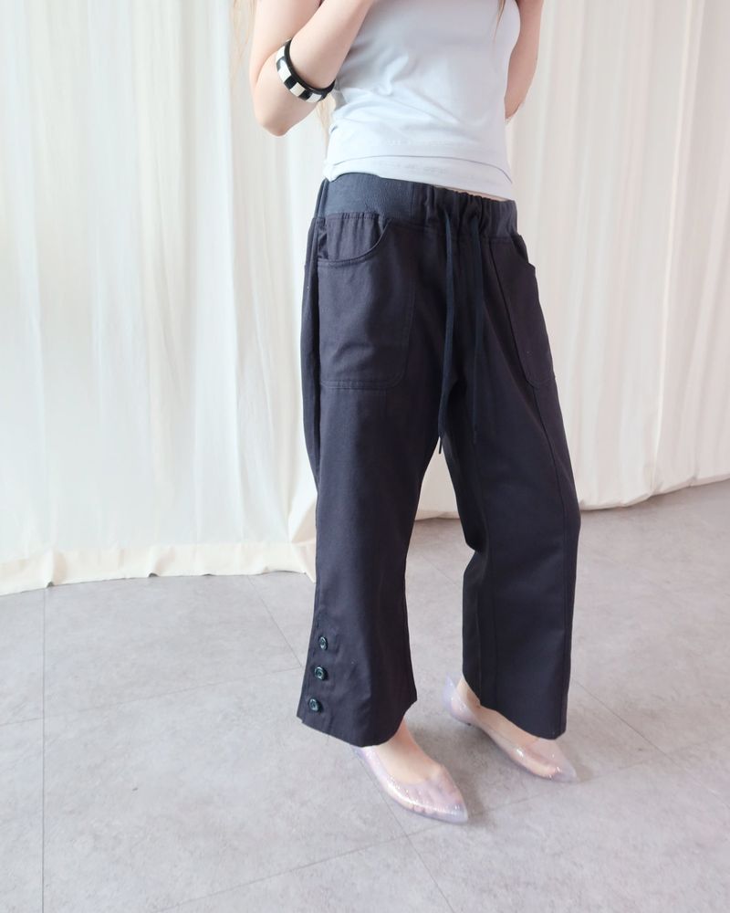 NUPHLO（ニューフロー）の「ステップ ボタン クロップド パンツ（パンツ）」