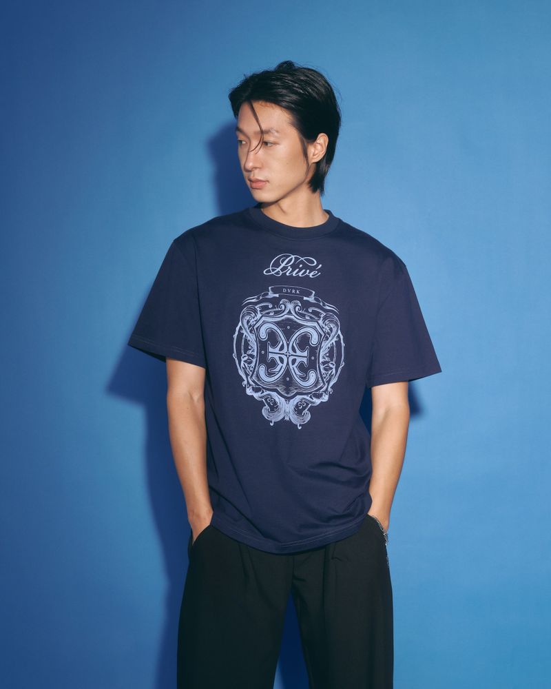DVRK（ダーク）の「DVRK PRIVÉ UNI LOGO TEE - MIDNIGHT BLUE（Tops）」