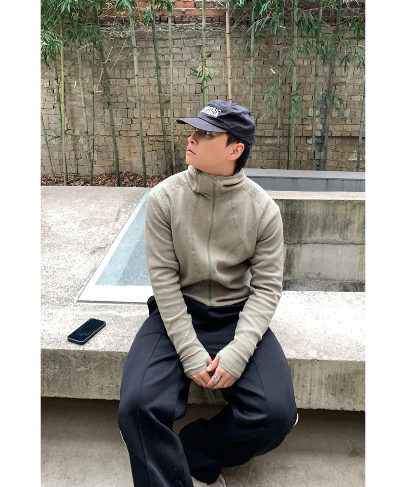 Ribbed incision hood zip-up