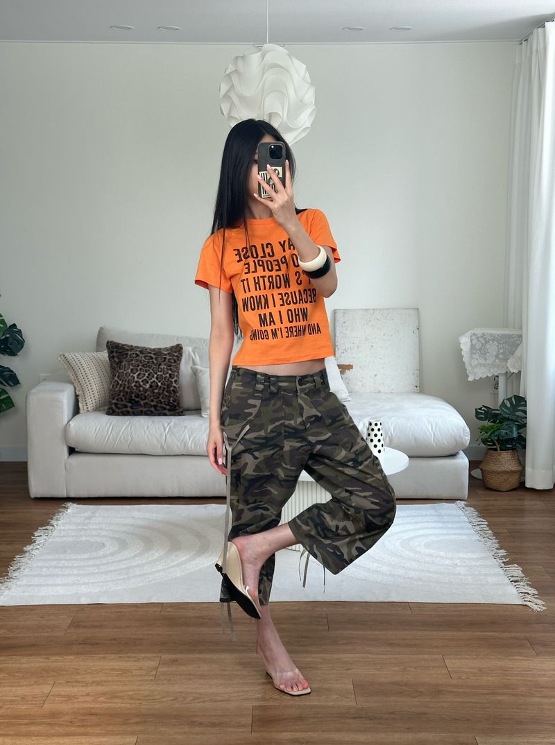 stay close lettering tee
