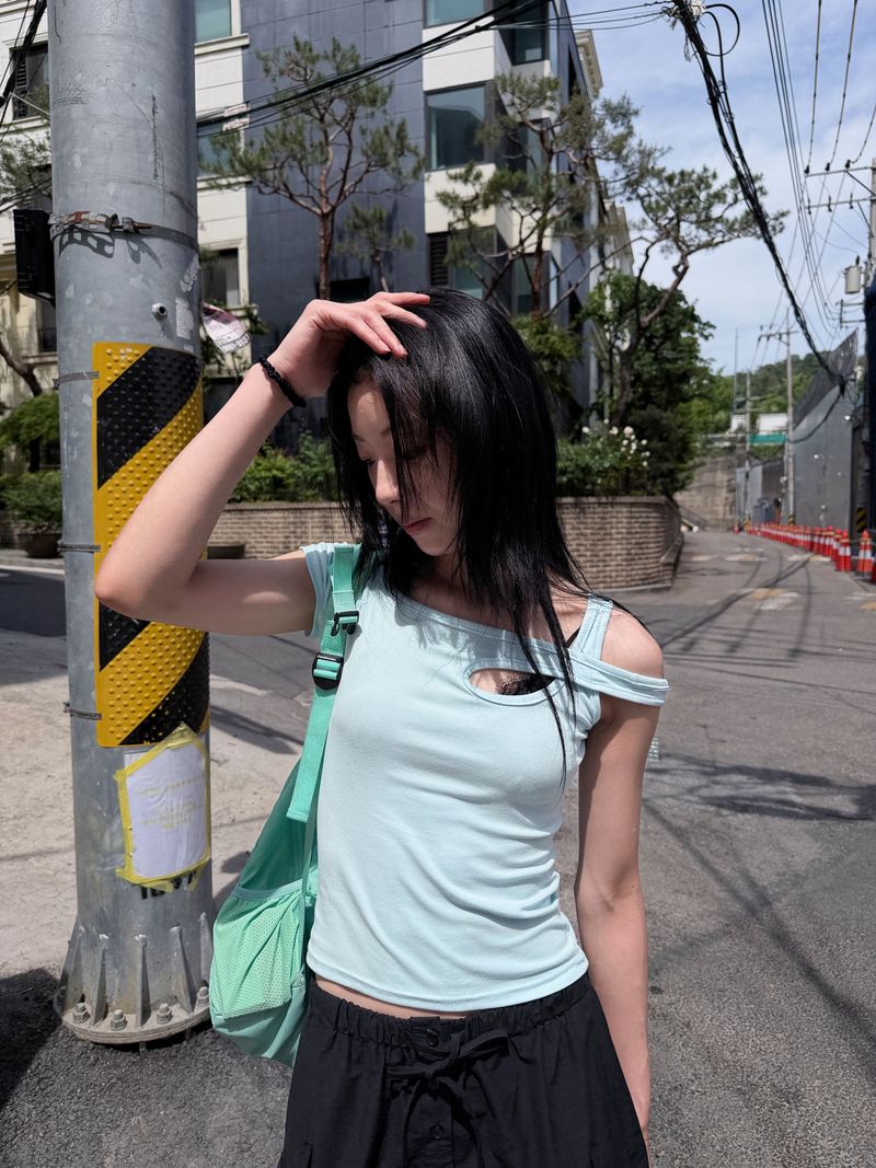  CUTOUT STRAP T-SHIRT