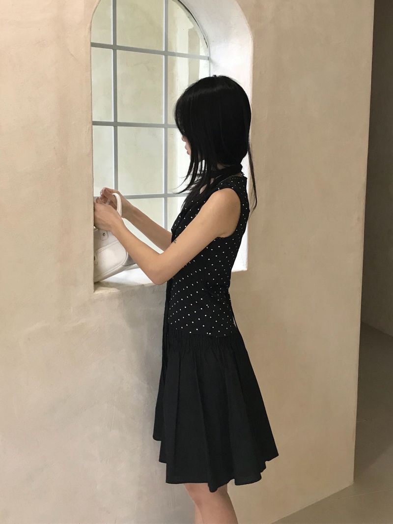 French Dot V-Neck Sleeveless Blouse