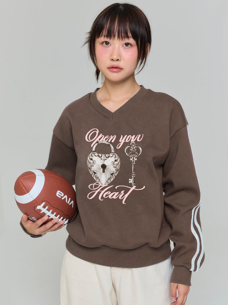 ADORE BELLE(アドールベル)の「OPEN YOUR HEART V-NECK SWEATSHIRT - BROWN(Tops)」
