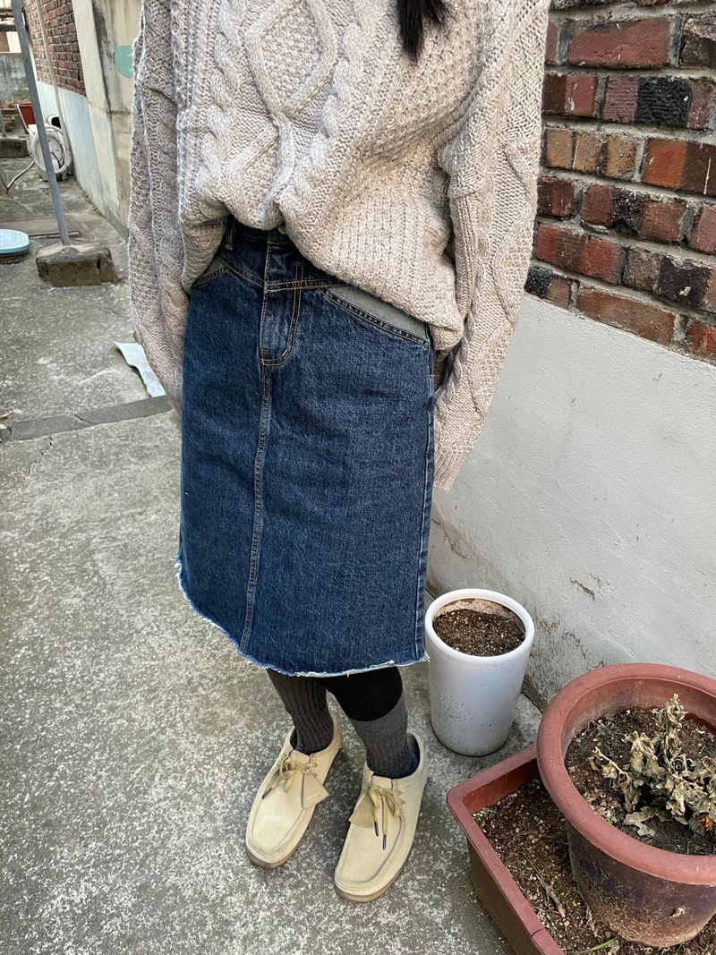 Neat midi denim skirt 