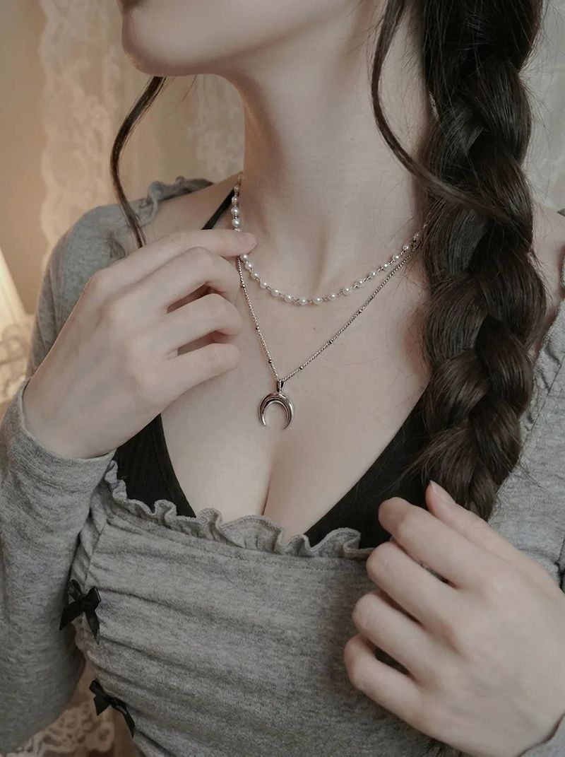 [Anti-tarnish/IDLE Shuhua Necklace] Upside Down Crescent Moon Pearl Layered Necklace - Silver