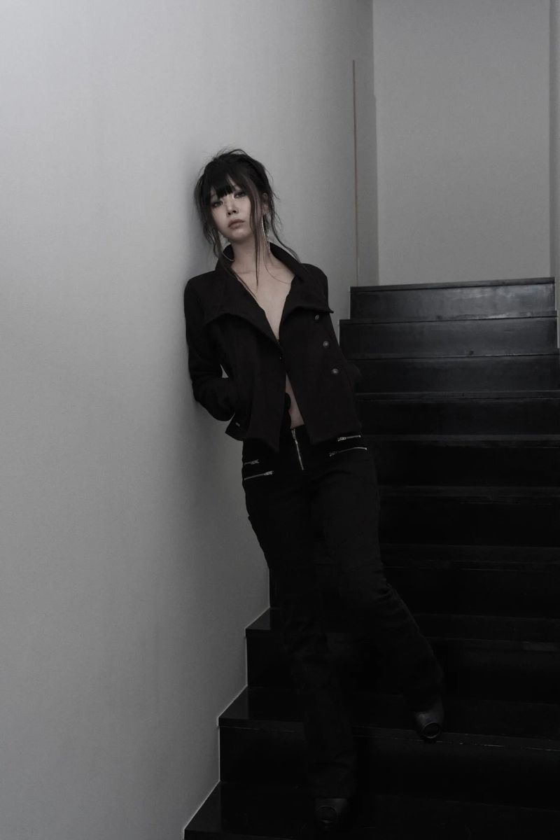 [label] antique emblem high-neck crop jacket (black)