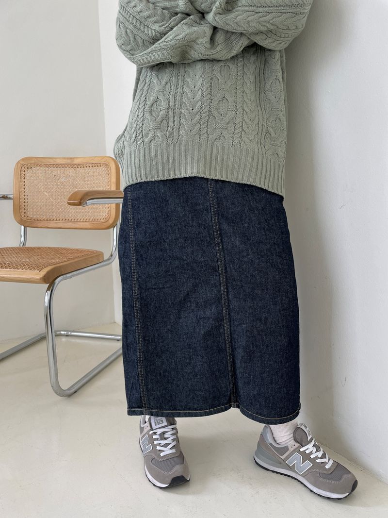 Modest indigo denim skirt