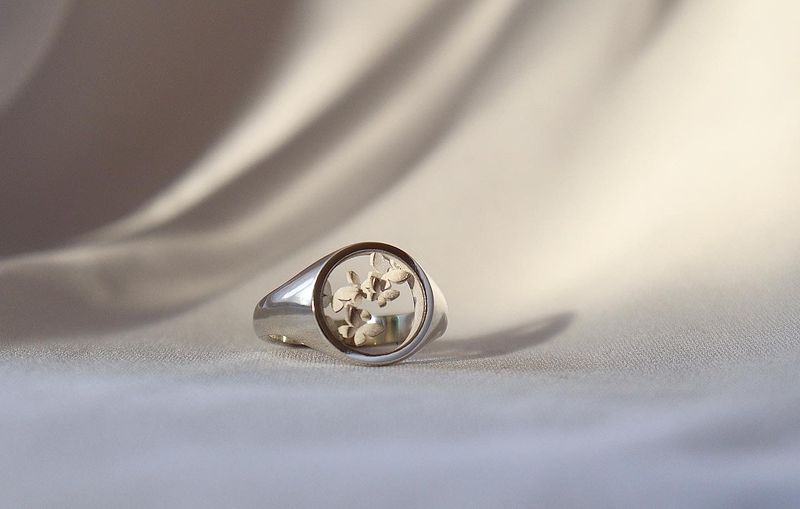 Mano Seoul（マノソウル）の「バタフライシグネット（アクセサリー）」