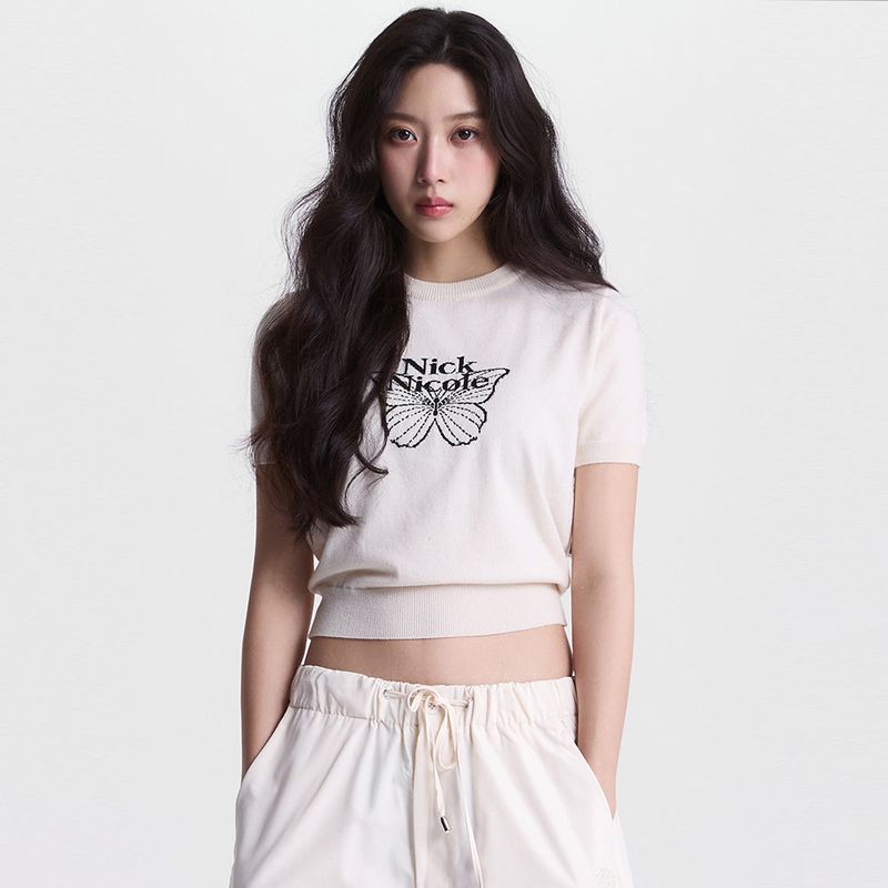 NICK&NICOLE(ニック&ニコール)の「MINI BUTTERFLY SIGNATURE HALF KNIT_CREAM(Tops)」