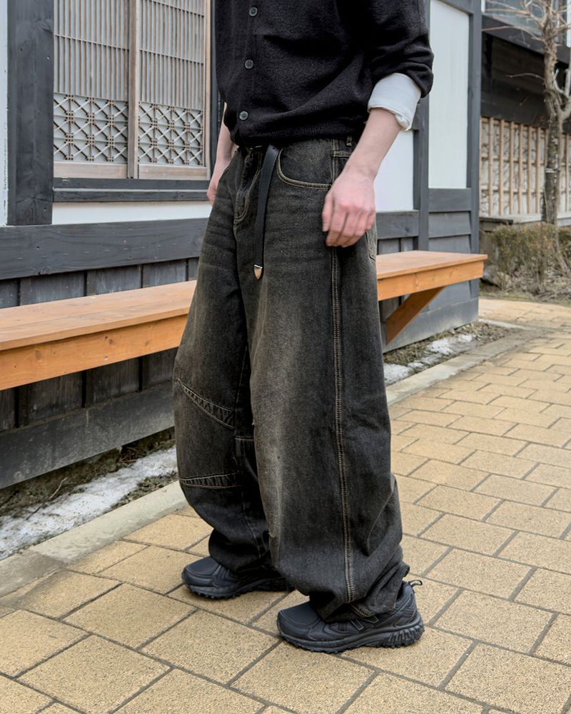 JIIGEUM（ジグム）の「Letic Dart Tinted Black Wide Denim（Pants）」