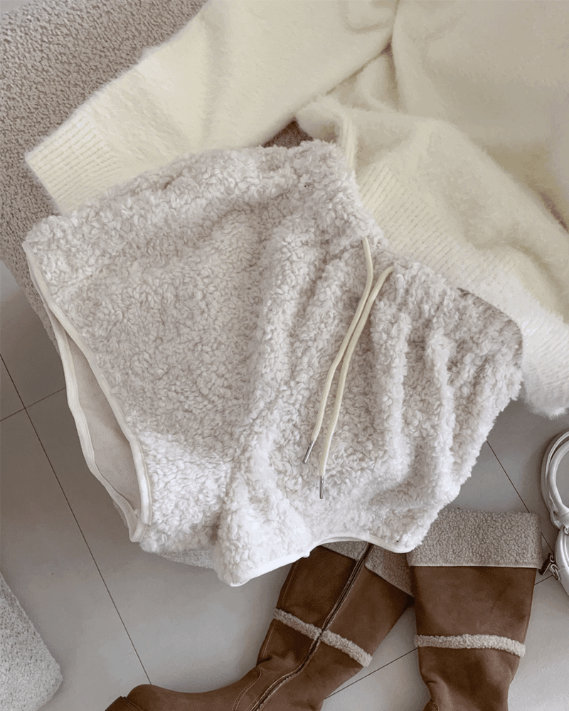 GUSTA（グスタ）の「Puff Teddy Poggle Fleece Boa Shorts (3 colors)（Pants）」