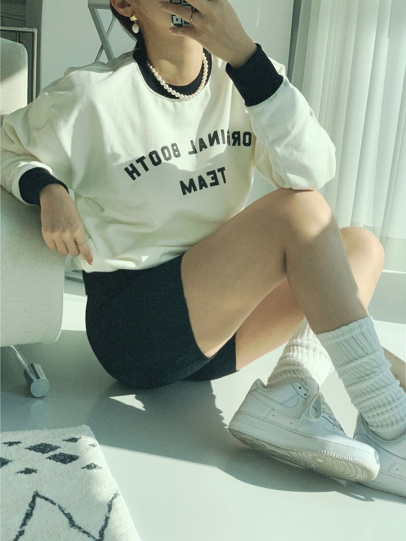 original logo sweat shirt. cream&black