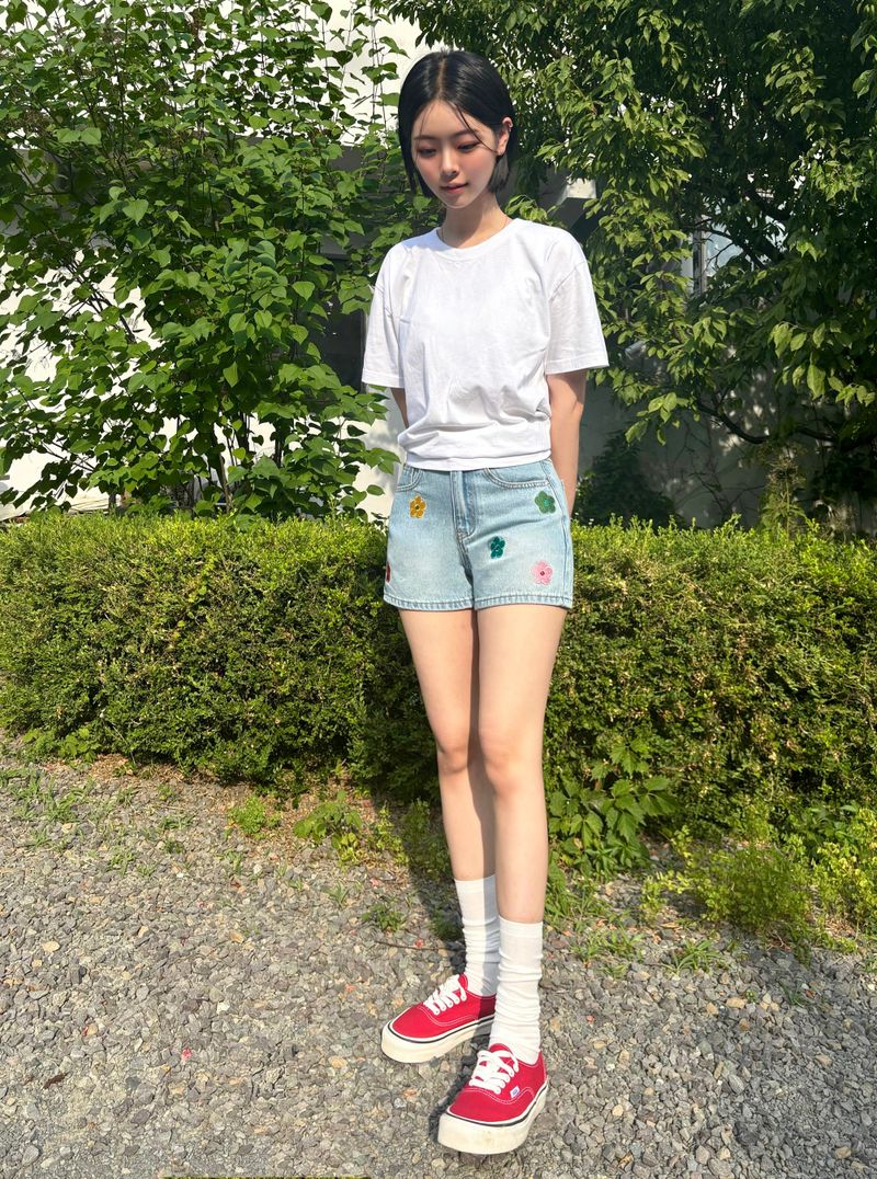 FLOWER EMBROIDERY LIGHT BLUE DENIM SHORTS code 18201