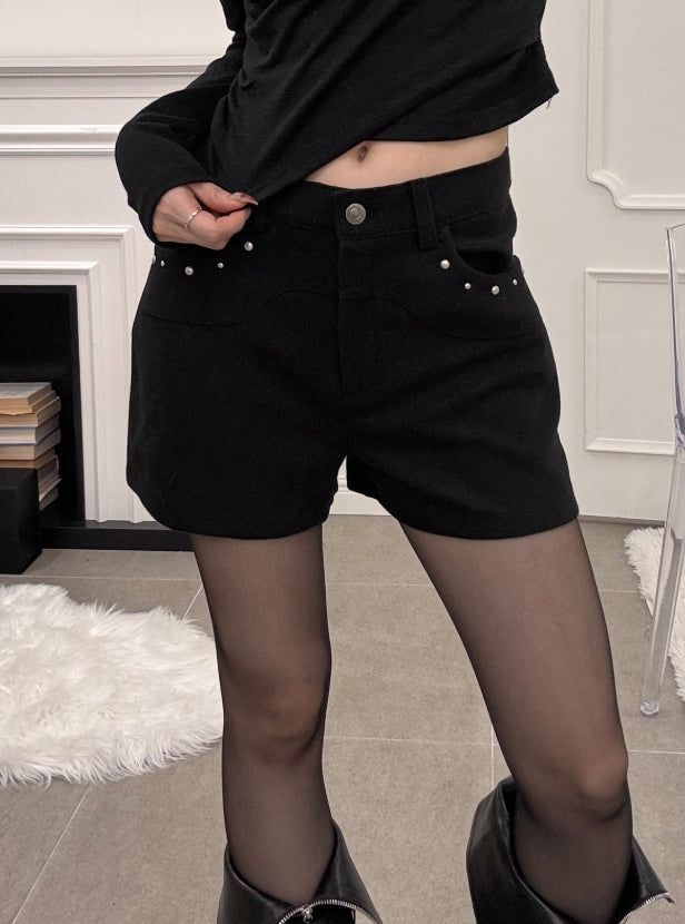 EEUN（イウン）の「Fair Studded Wool Shorts（Pants）」