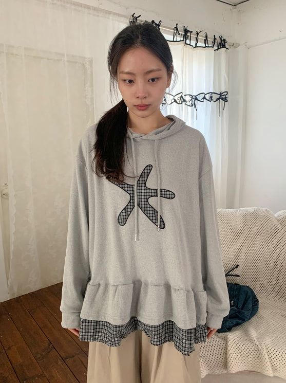 BAON（バオン）の「ナヒン チェック パッチ フリル フード ロングスリーブ ティー（トップス）」