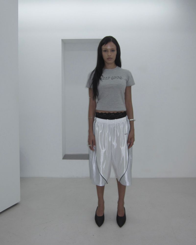 MATTEVEIL（ マットヴェール）の「オービット トラック バミューダ ホワイトシルバー（パンツ）」