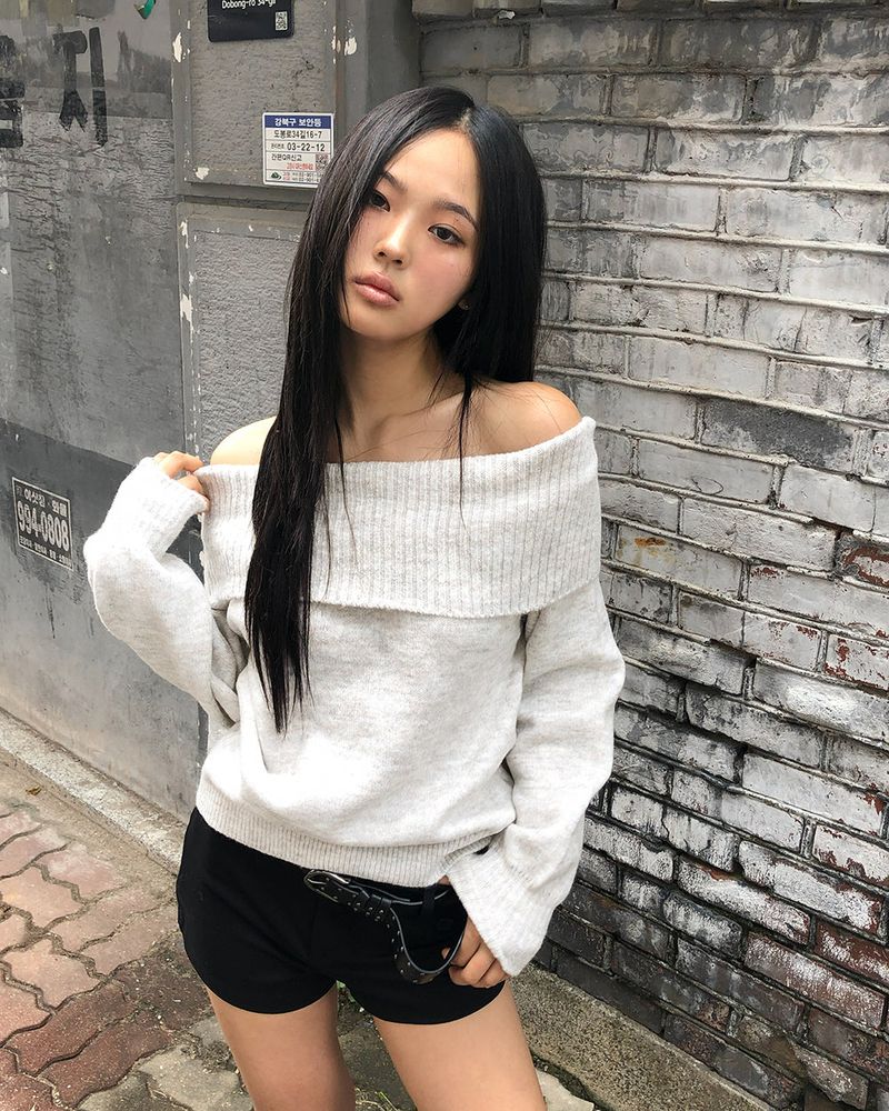 Jeune Off-Shoulder Loose-Fit Long Sleeve Knit