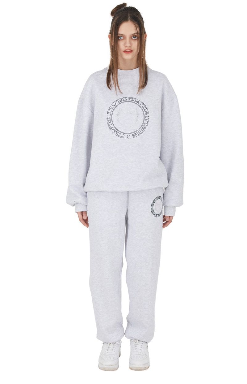 ITZAVIBE（イッザバイブ）の「[IPT007-2] CIRCLE GLITTER LOGO JOGGER PANTS LIGHTGREY（Pants）」