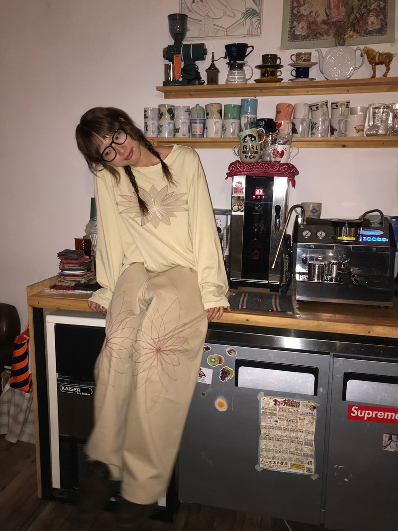 GGOTT（ゴット）の「ワイルドフラワーステッチパンツ _ ベージュ＆レッド（パンツ）」