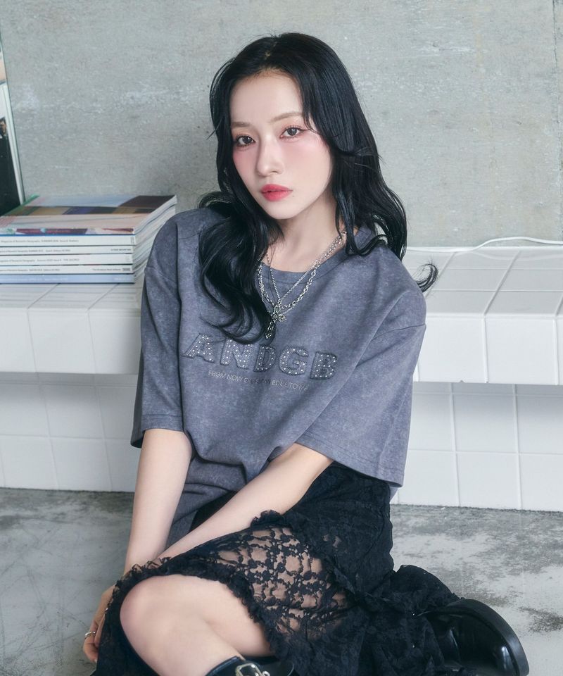 ANDGEEBEE（アンジービー）の「UNISEX スタッズケミカルT（Tops）」