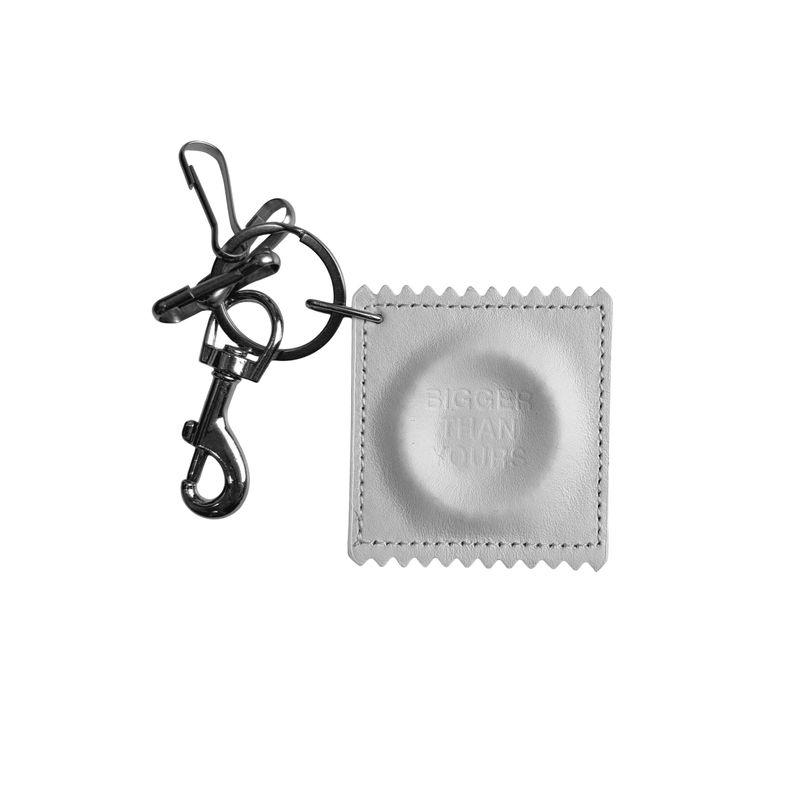 KMC.Stu（ ケーエムシー ストゥ）の「KMC | PALE BONE CONDOM KEYCHAIN V2（Accessories）」