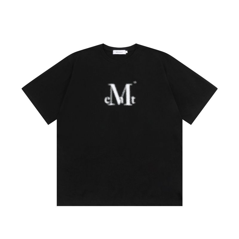 MUCENT(ムセント)の「MUCENT SPRAY LOGO HALF T(Tops)」