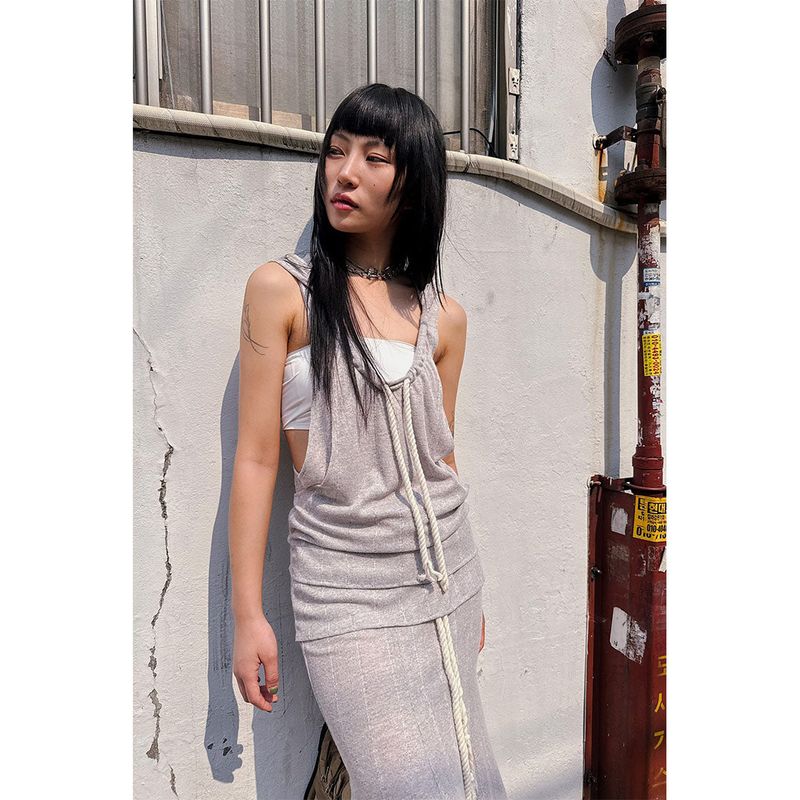 ROPE KNOTTED BACK HOOD