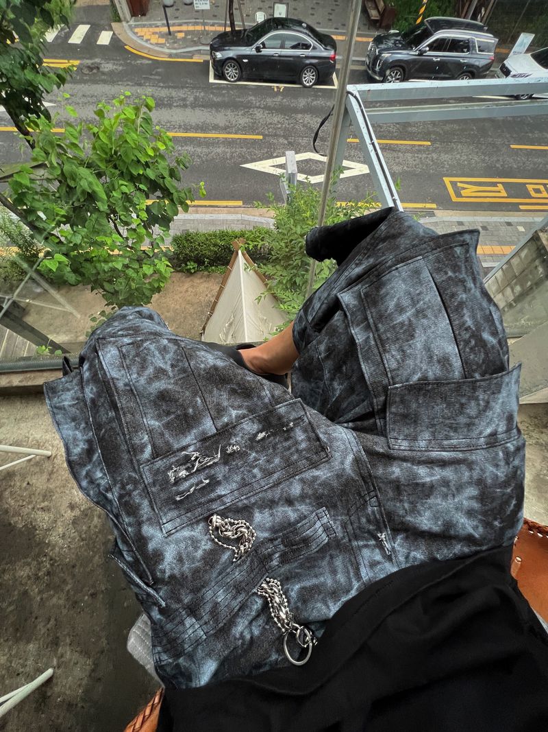 DISTRESSED WAVE SHORT DENIM CARGO PANT