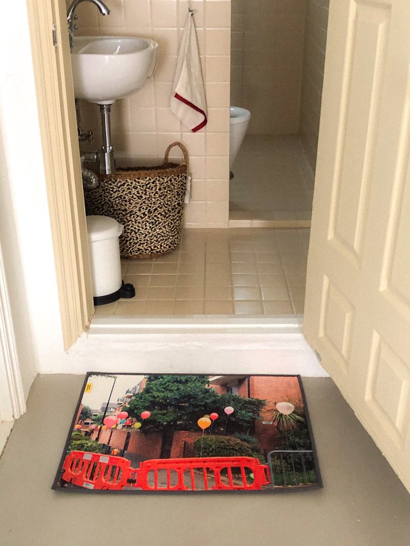  Balloon foot mat