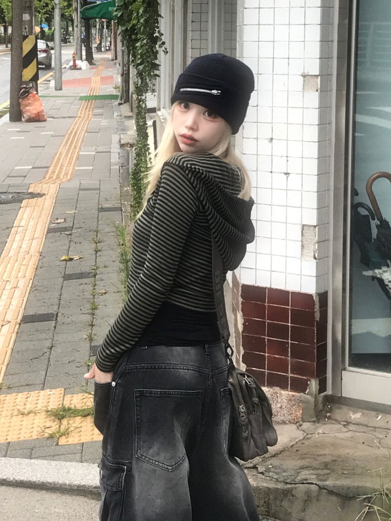 heenytsuki（ヒニツキ）の「ストライプ2wayクロップフードジップアップ（トップス）」