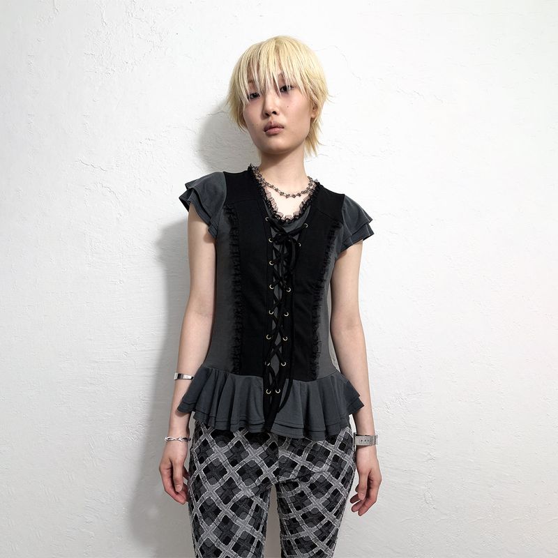 Still Lethardy（スティル レサーディ）の「コルセットフレアTシャツ：チャコール（トップス）」
