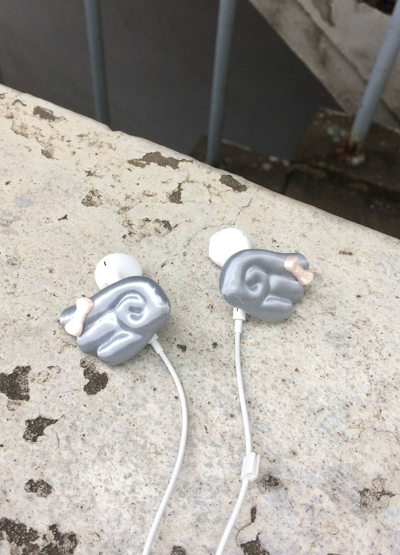 adorntie（アドオンタイ）の「Bow Wing Deco cap x hoe (earphones, airpods ver)（Smartphone Accessories）」
